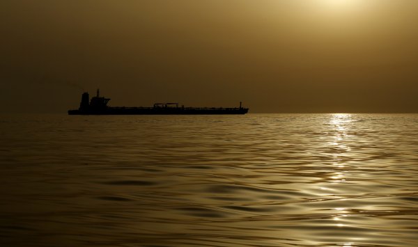 Доходы Кремля от нефти упали до двухлетнего дна
