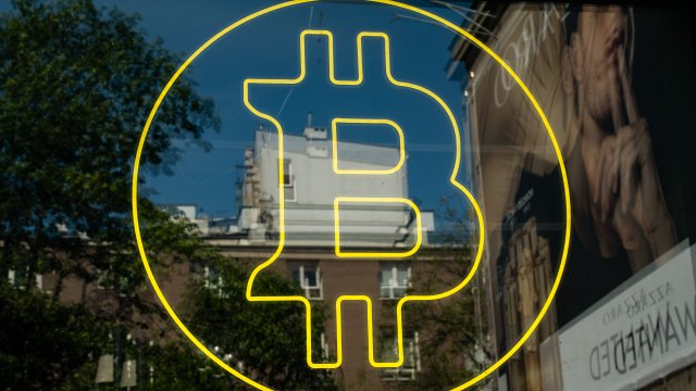 Биткойнская цена поднялась более чем на 100 000 долларов впервые с февраля