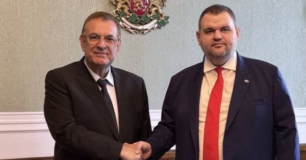 Два MRFS Unite, Peevski и Chakarov встряхнули друг другу руки