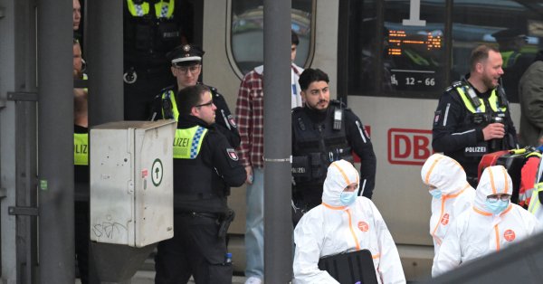 По меньшей мере 12 человек получили ранения в атаке с ножом в Гамбурге (видео)