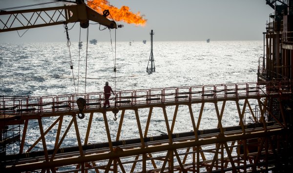 Нефть поддерживает рост, стимулируемый торговым оптимизмом и санкциями Иран