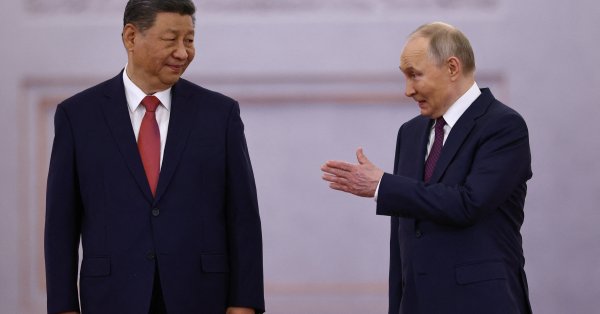 Китай противостоит России против лица гегемонистского преследования