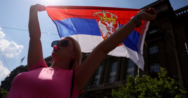 Протестующие в Сербии запросили ранние парламентские выборы
