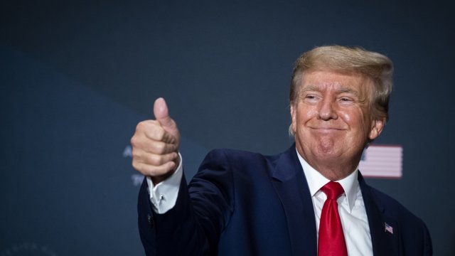 Покупатели Мемен Дональда Трампа потратили 148 миллионов долларов на ужин с президентом