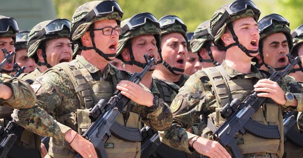 Военный парад начинается в 10:00, 700 военных будут участвовать, но без техники
