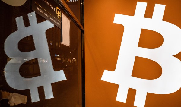 Bitcoin ETF привлекли 9 миллиардов долларов, в то время как инвесторы продают золото