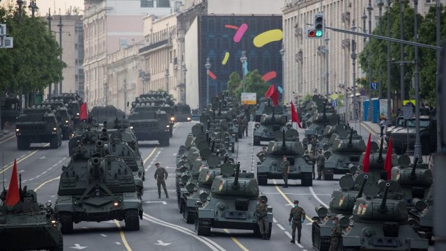 Хаос в России после закрытых аэропортов и ограничений в Интернете и метро в Москве
