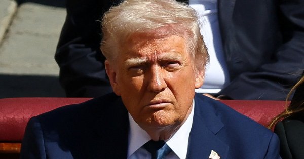 Синий костюм Трампа: дипломатическая или модная ошибка на похоронах Папы?