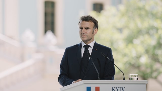 Стратегия защиты Макрона пахнет рыбой