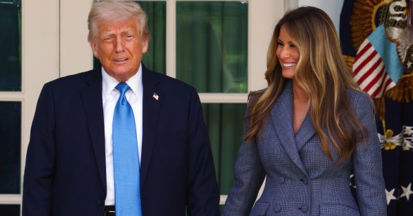 Трамп жаловался: Путин сказал мне, что в России им нравится Мелания больше, чем я