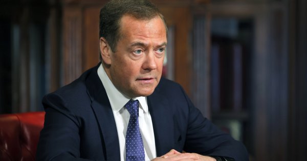 Медведев: Если Украина атаковала 9 мая, может не жить 10 -е место
