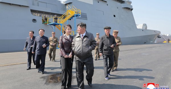 Ким Чен Ун и его дочь смотрели ракетную запуск от своего нового эсминца