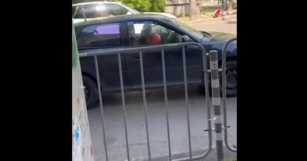 Посмотрите, как женщина дышит пузырьком с райским газом во время вождения видео