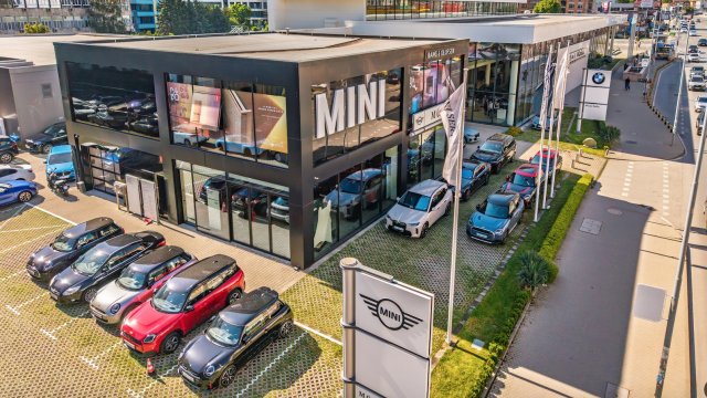 «M Car Sofia» собрал более 100 участников зеленого испытательного привода с электрическими моделями BMW и Mini