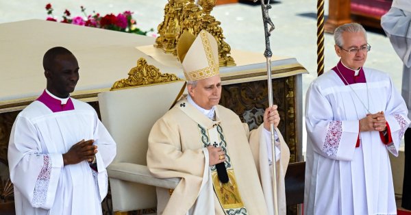 С поклонением на площади Святого Петра, папа Лео XIV был интронутым интроированным