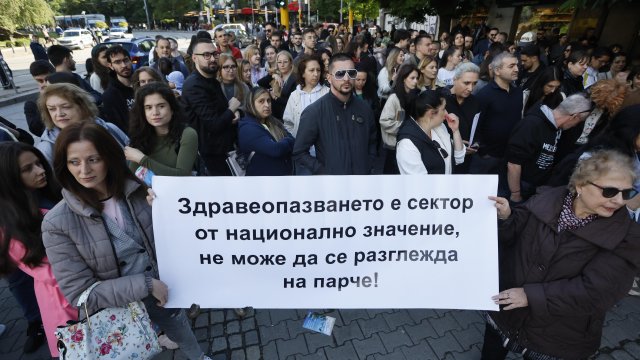 Молодые врачи и медсестры протестуют с спросом на более высокую зарплату
