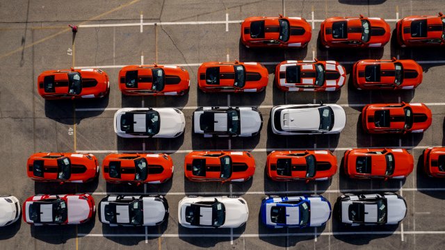 Nissan закрывает растения и сокращает персонал после худшей потери 25 лет