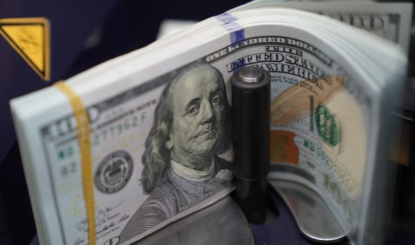 Доллар продолжает падать, так как проблемы с обязанностями усиливаются