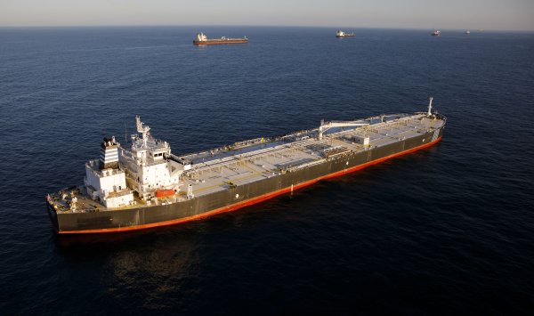 Спутниковые фотографии показывают Иран срочно экспортировать нефть за границу