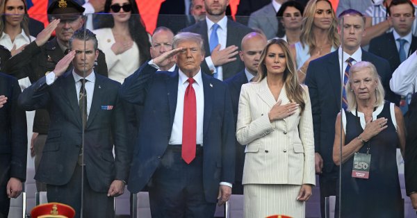 Подарок на день рождения: Трамп наслаждается военным парадом Вашингтона в Вашингтоне Фотографии