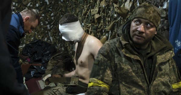 Русские вырезали "Слава России" на животе украинской фото солдата