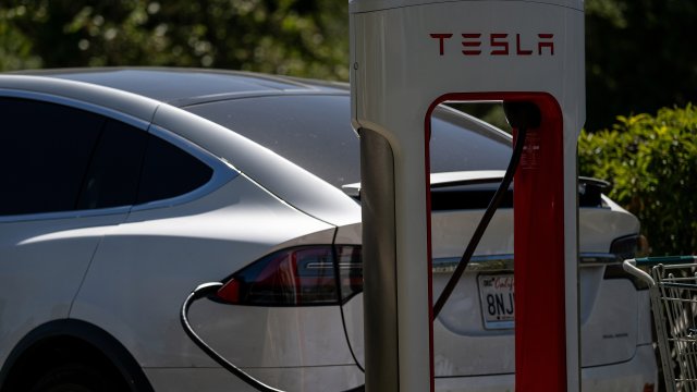 Немцы покупают больше электромобилей, но не автомобилей Tesla