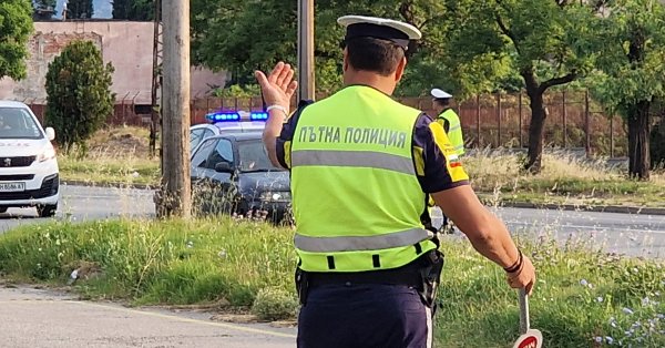 Они поймали разорванного водителя, в его автомобиле кокаин и 500 таблеток амфетамина