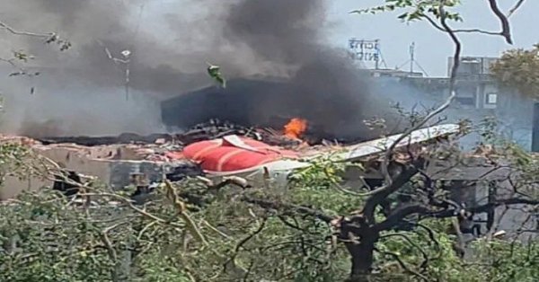 Пассажирский самолет с более чем 200 человек на борту разбился в жилом районе в Индии видео