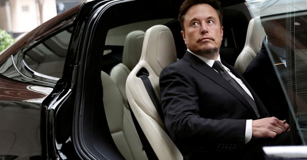 «Он змея» ... Илон Маск на этот раз он застрял с советником Трампа