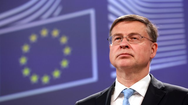 Donku и Dombrovskis не ожидают серьезной инфляции в Болгарии после входа в европейскую зону