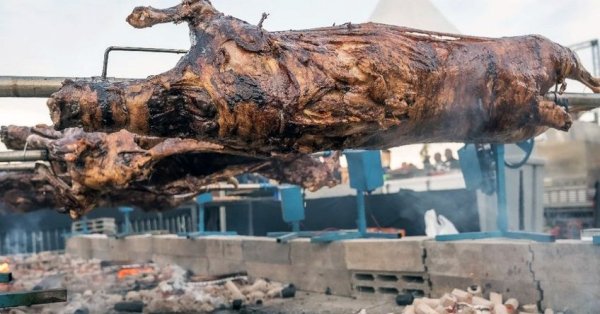 700 шеф -поваров вращаются на лацках на крупнейшем в Европе фестиваля барбекю