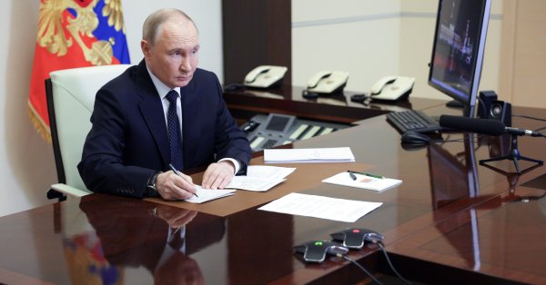 Путин призвал русских использовать кириллику, а не «смесь латинских» и других символов