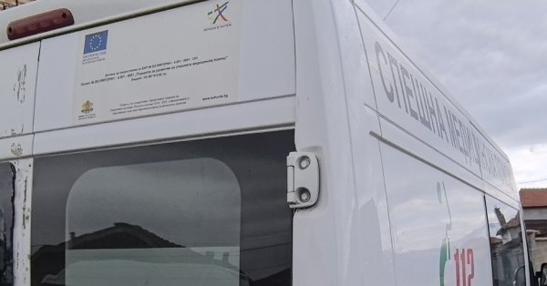 Взрослый водитель ударил человека, который помогает ему парковаться