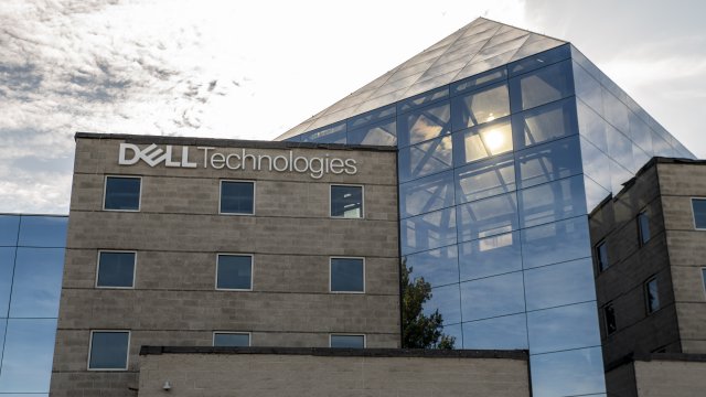 Поиск серверов ИИ заставил Dell поднять свой годовой прогноз