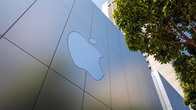 Apple сталкивается с ИИ и нормативными проблемами, пытаясь привлечь разработчиков