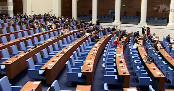 Драма в Национальном собрании: зал был опустошен, в то время как Костадинов сравнил евро с нацизмом