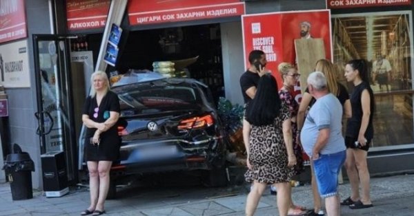 Автомобиль врезался в магазин в Пловдиве, есть жертвы