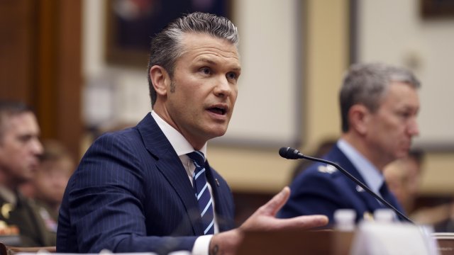 HEGSET: США поражают Ирана, не стремятся менять режим