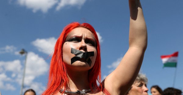 Тысячи венгров вышли из тихого протеста против противоречивого законопроекта