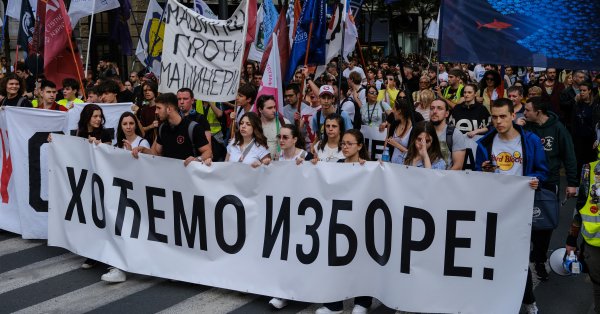 Тысячи протеста в более чем 30 городах Сербии требуют досрочных выборов