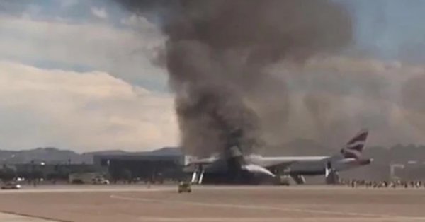 Горгующий самолет с 159 человек на борту приземлился в Лас -Вегас.