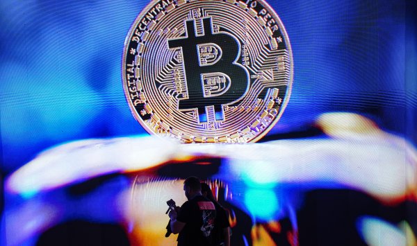 Биткойн и другие криптовалюты упали после эскалации на Ближнем Востоке