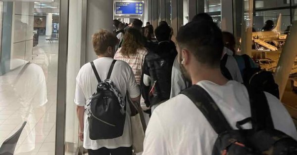 300 пассажиров были заблокированы на час в аэропорту рукава в Софии