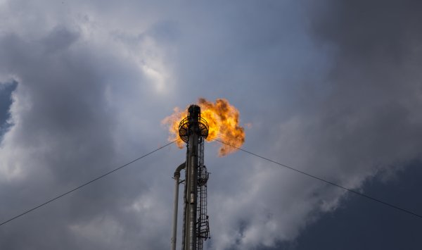 Нефть сохраняет высоту, в то время как Трамп поддерживает давление на Иран