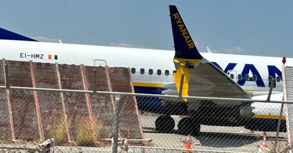 Самолет Ryanair врезался в забор аэропорта в Греции