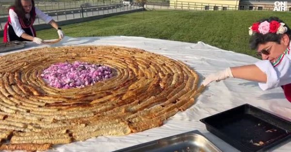 Кулинарная запись: в Казанлаке они приготовили самый длинный скрученный розовый пирог