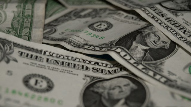 Доллар продолжает терять долю рынка, но евро не выигрывает за его счет
