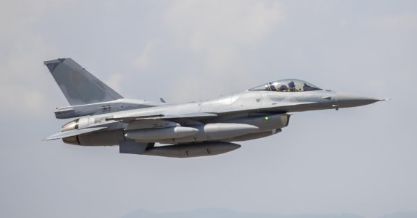 Второй F-16 прибыл в Болгарию