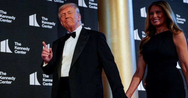 Прибыль и протест Trag Queen's Whorks приветствовали Трампа на видео Кеннеди -центр