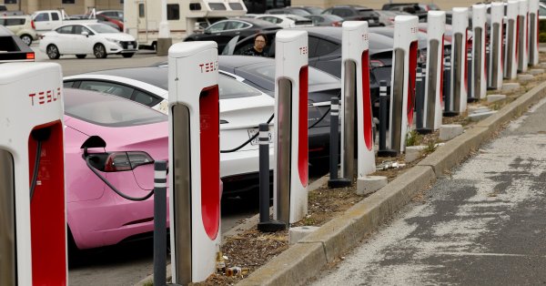 Владельцы Tesla во Франции предъявлены в суд на компанию, мускус разрушил их имидж